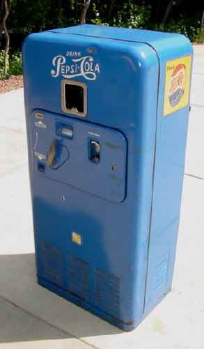 Vendolator VMC 33 Vending Machine - Image