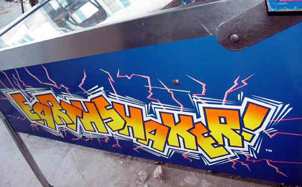 EARTH SHAKER - Pinball Image