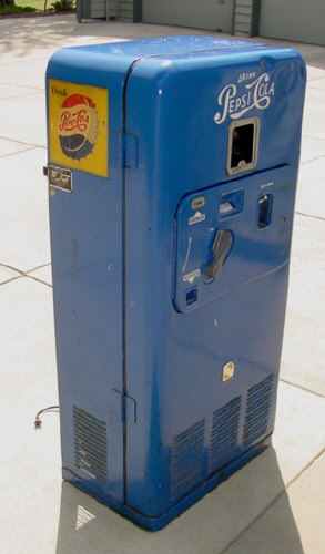 Vendolator VMC 33 Vending Machine - Image