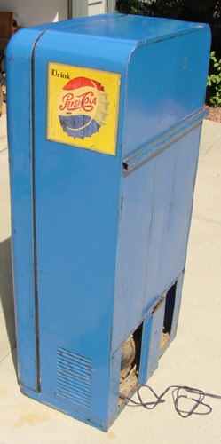 Vendolator VMC 33 Vending Machine - Image