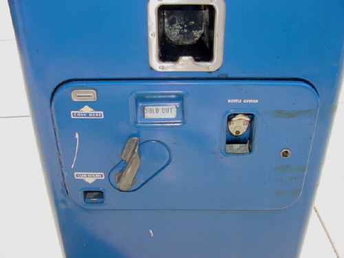 Vendolator VMC 33 Vending Machine - Image
