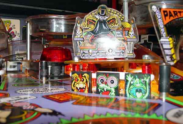 ELVIRA & THE PARTY MONSTERS - Pinball Image